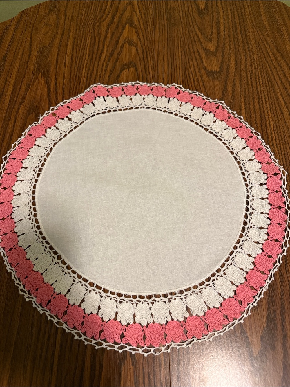 vintage Romanian 🇷🇴 crocheted round piece w/pink accents